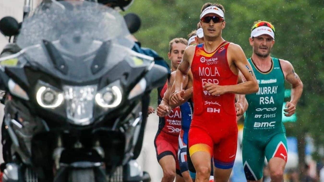 Triatleta corriendo tras bajarse de la bicicleta en un triatlón